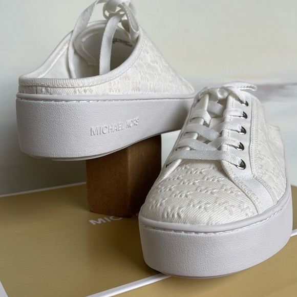 Michael Kors POPPY SLIDE SNEAKERS MK DEBOSSED WASHED DENIM
49T4POFP2D Platforms - Picture 9 of 16